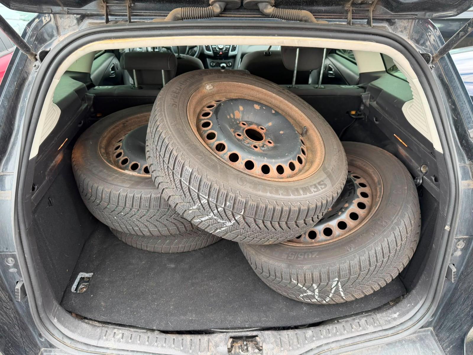 Ford Focus 2012 — interior