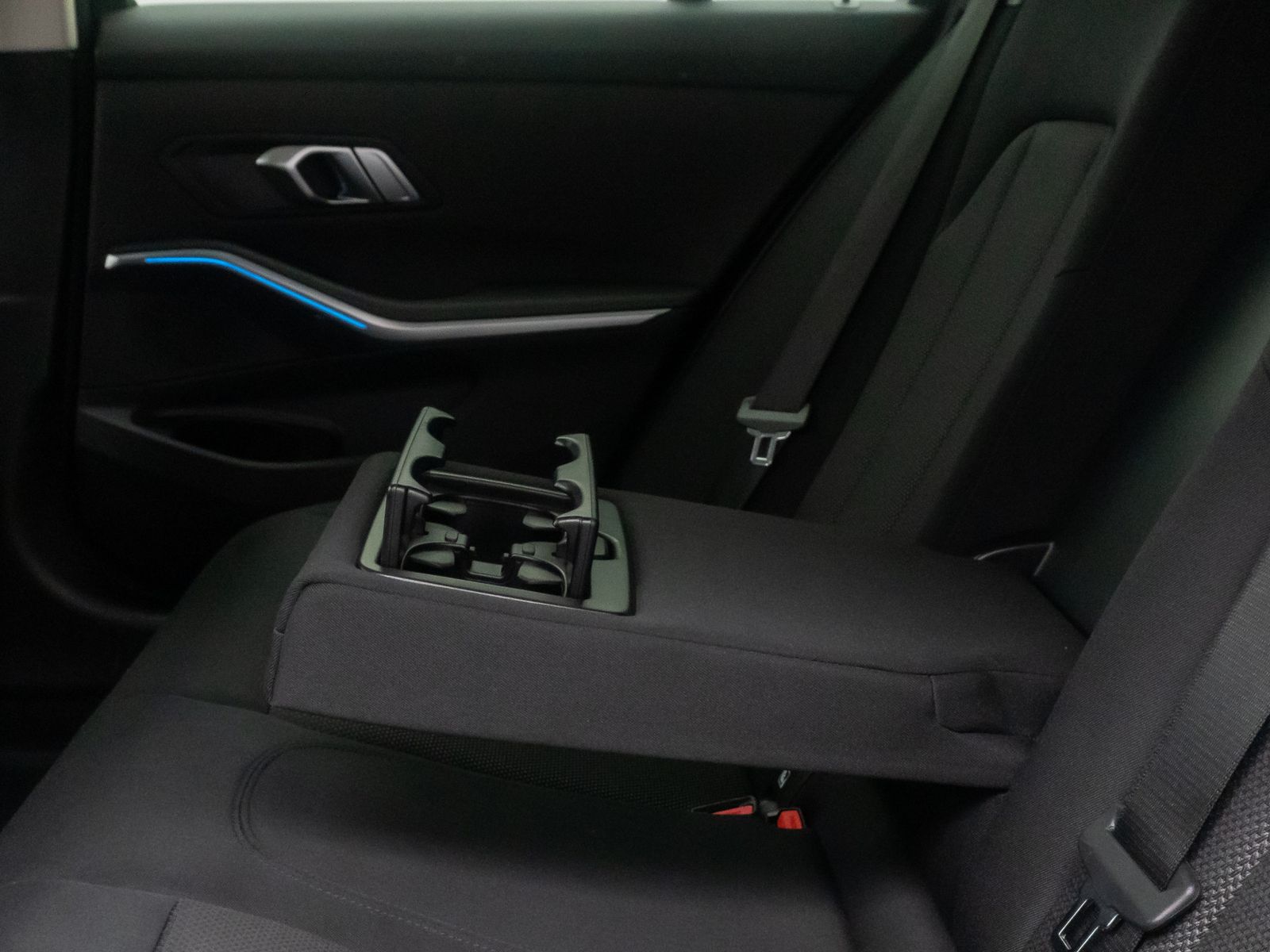 Fahrzeugabbildung BMW 320i GeschwindigReg PDC DAB Cockpit+ Widscreen