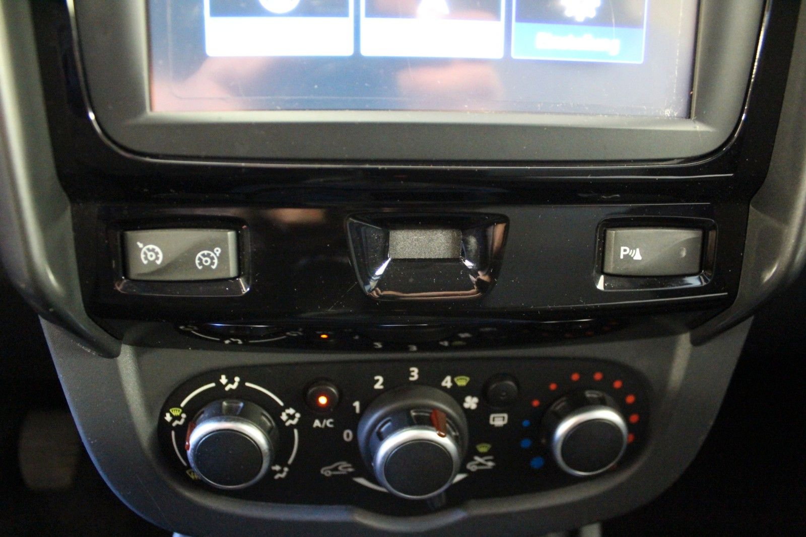 Fahrzeugabbildung Dacia Duster   SCE 115  Laureate   AHK *Navigation*