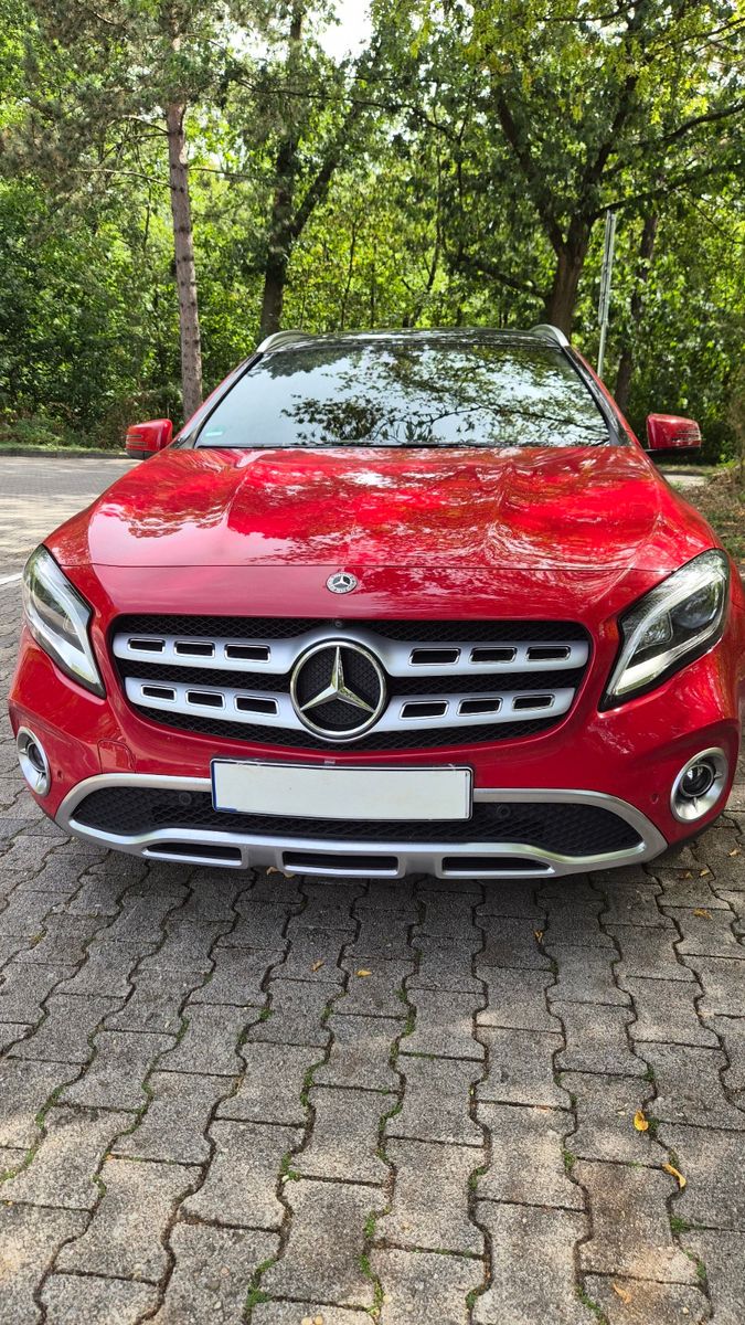 Mercedes-Benz GLA 250 4MATIC DCT -