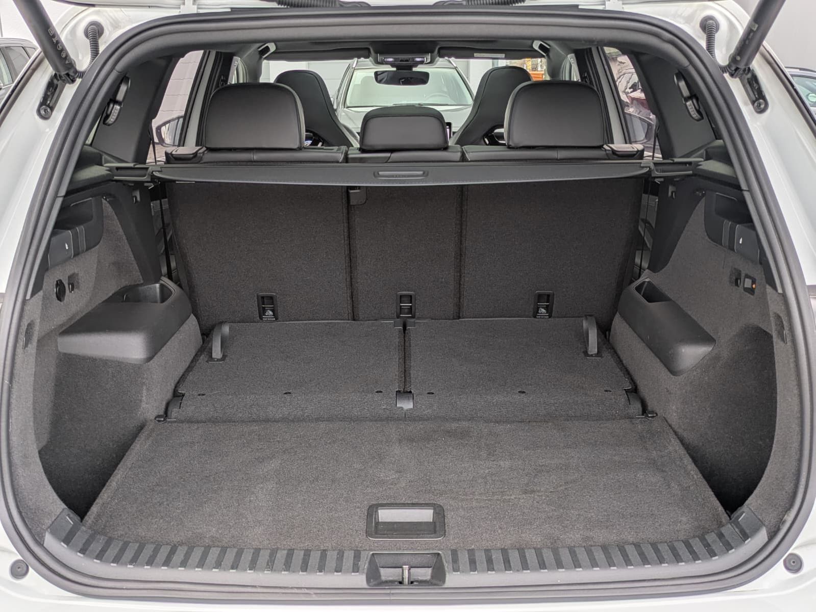 Fahrzeugabbildung Volkswagen Tayron 2.0 TDI 4M R-Line BLACK*7S*AHK*PANO*HUD