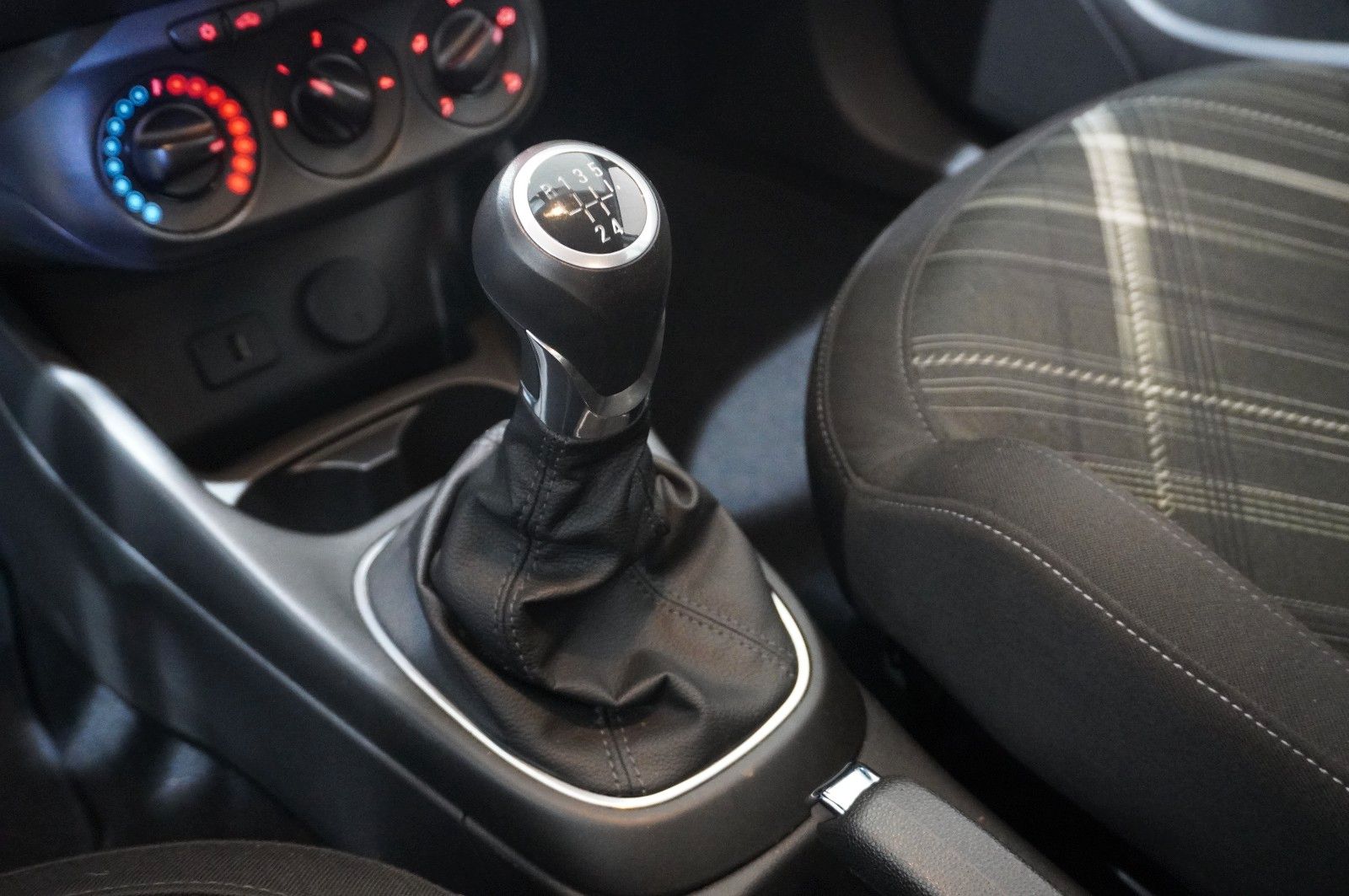 Fahrzeugabbildung Opel Corsa E 1.4 COLOR EDITION SPORT/SHZ/PDC/TEMP.