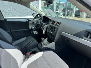 Fahrzeugabbildung Volkswagen Jetta VI 1.2 TFSI Life Navi