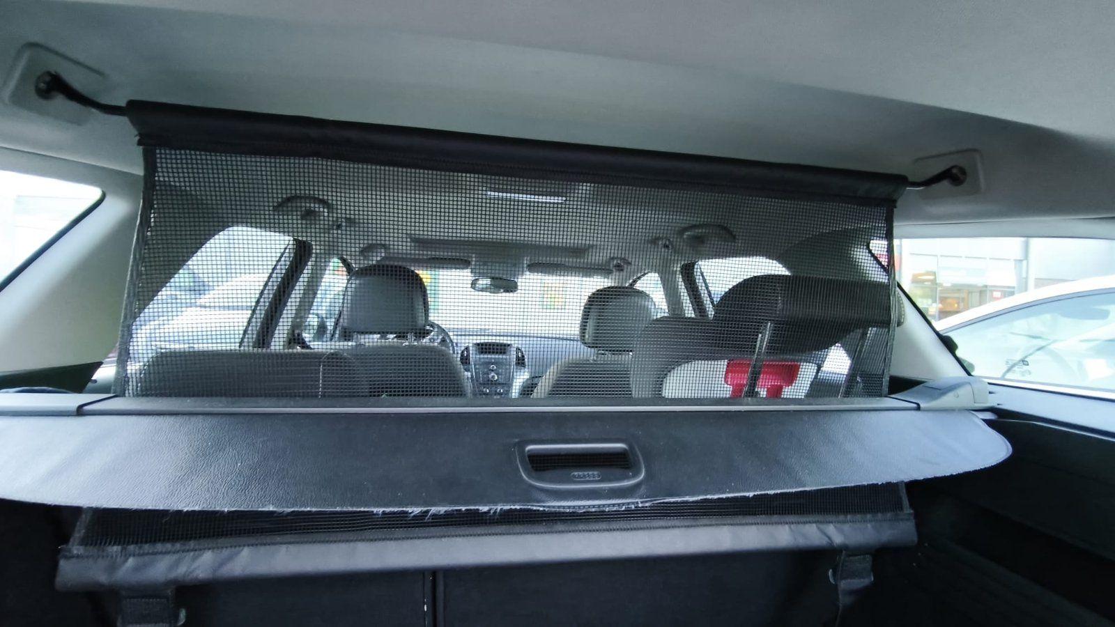 Opel Astra 2011 — салон