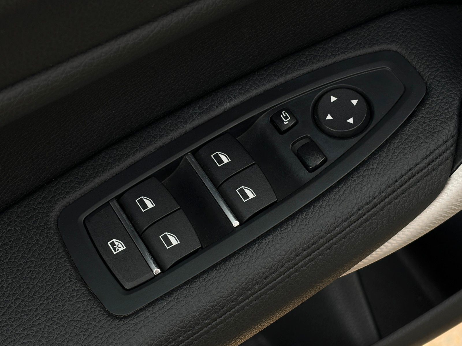 Fahrzeugabbildung BMW 120i M Sport Shadow Aut. SHZ PDC LED Navi TEMP