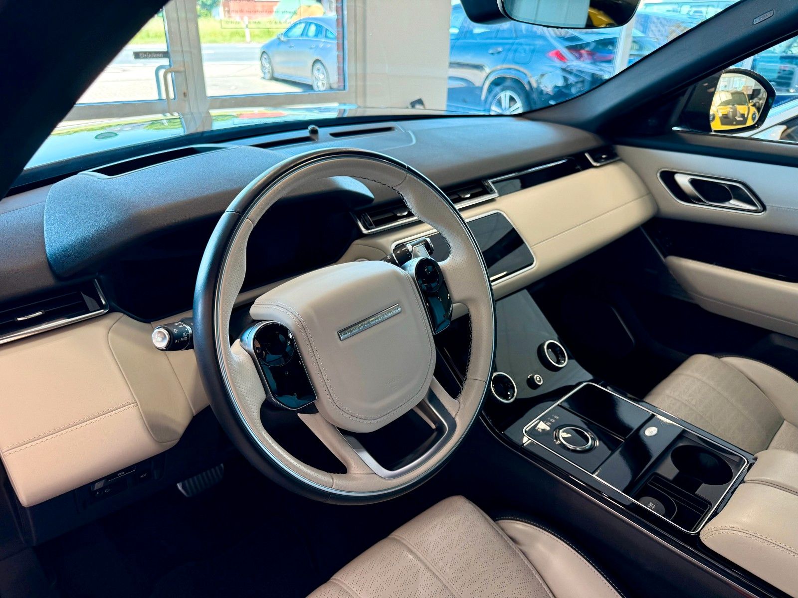 Fahrzeugabbildung Land Rover Range Rover Velar R-Dynamic HSE Design Black