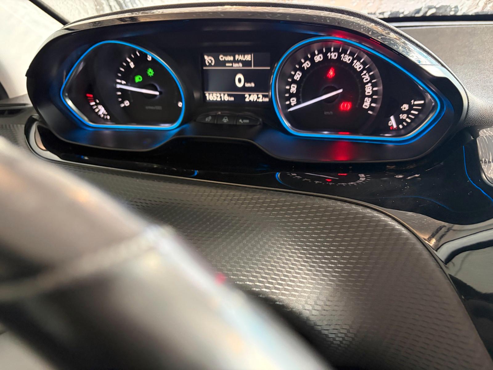 Peugeot 2008 2015 — photo 18