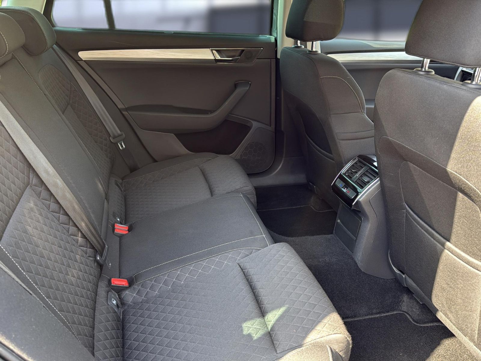 Fahrzeugabbildung SKODA Superb Combi 2.0 TDI / unfallfrei /AHK