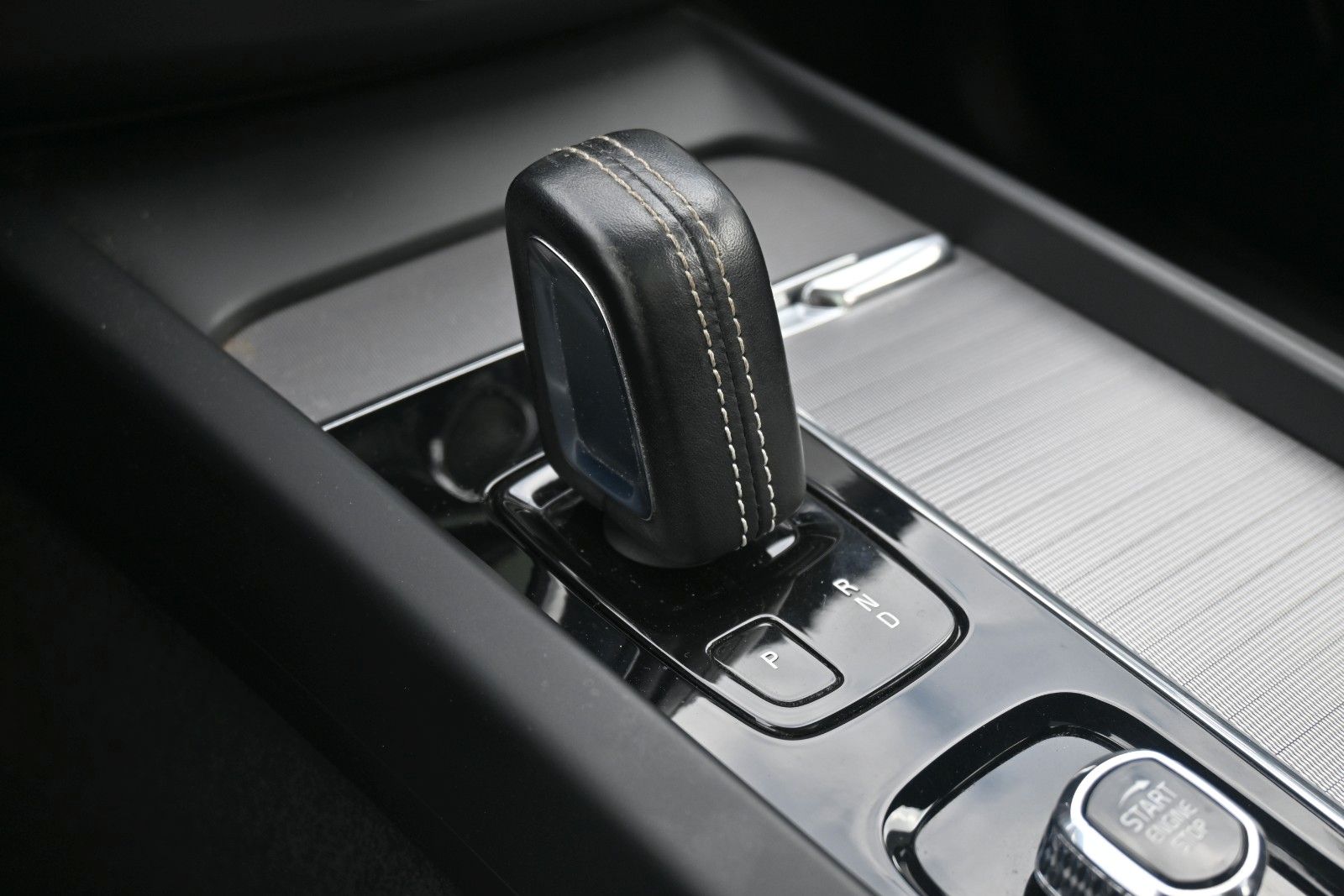 Fahrzeugabbildung Volvo XC60 B5D AWD R-Design*LED*PANO*STHZ*LUFT*B&W*AHK