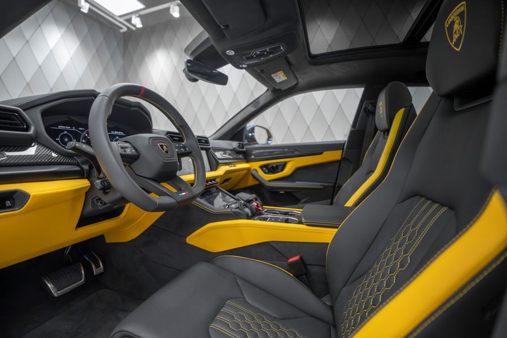 Urus 4.0 V8 SE YELLOW/BLACK YELLOW PANO B&O - Bild 14