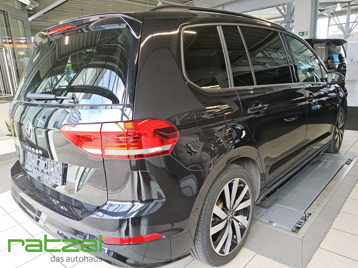 Fahrzeugabbildung Volkswagen Touran Highline 1.5 TSI DSG R-Line Navi LED AHK
