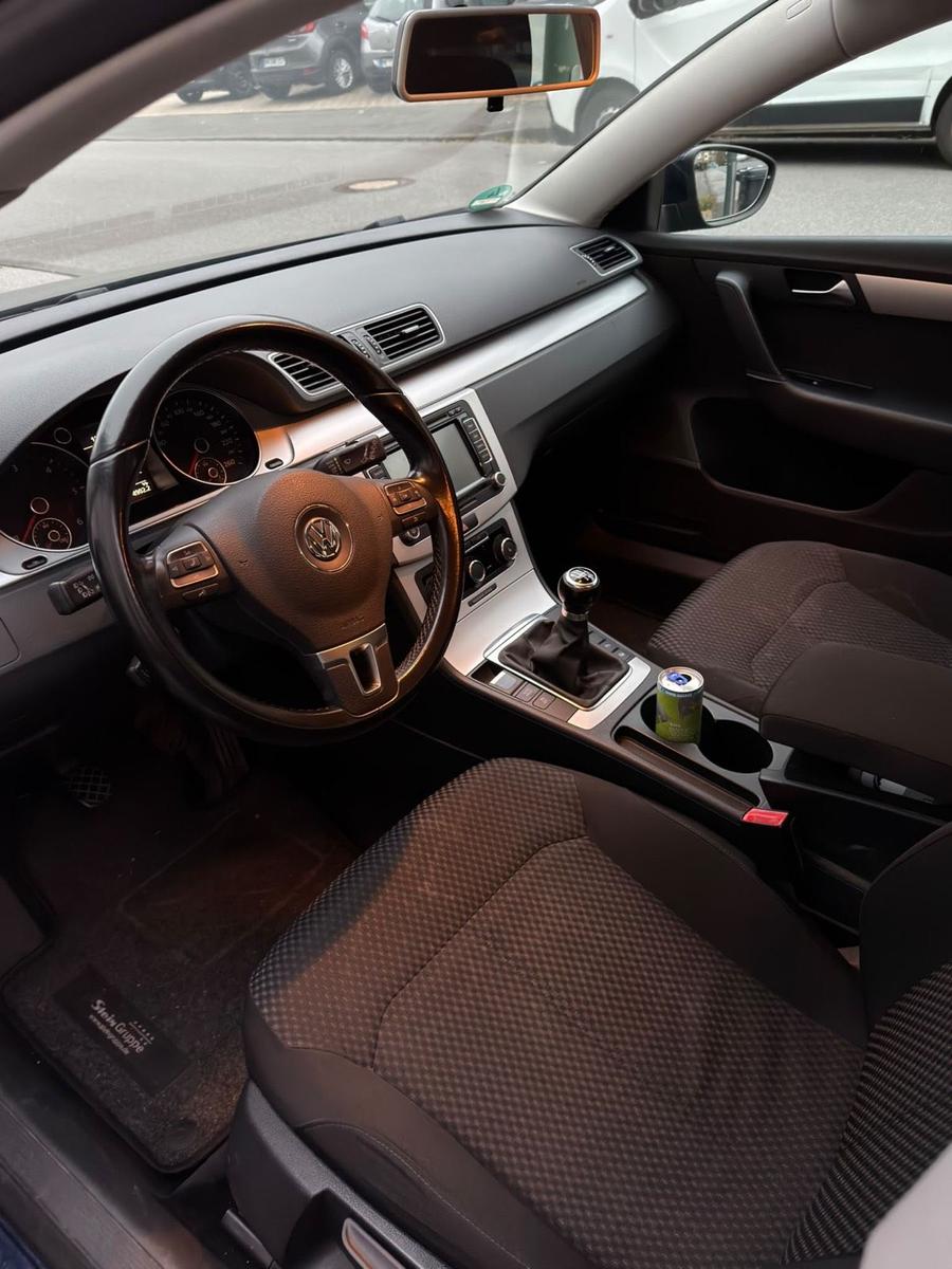 Volkswagen Passat 2011 — interior