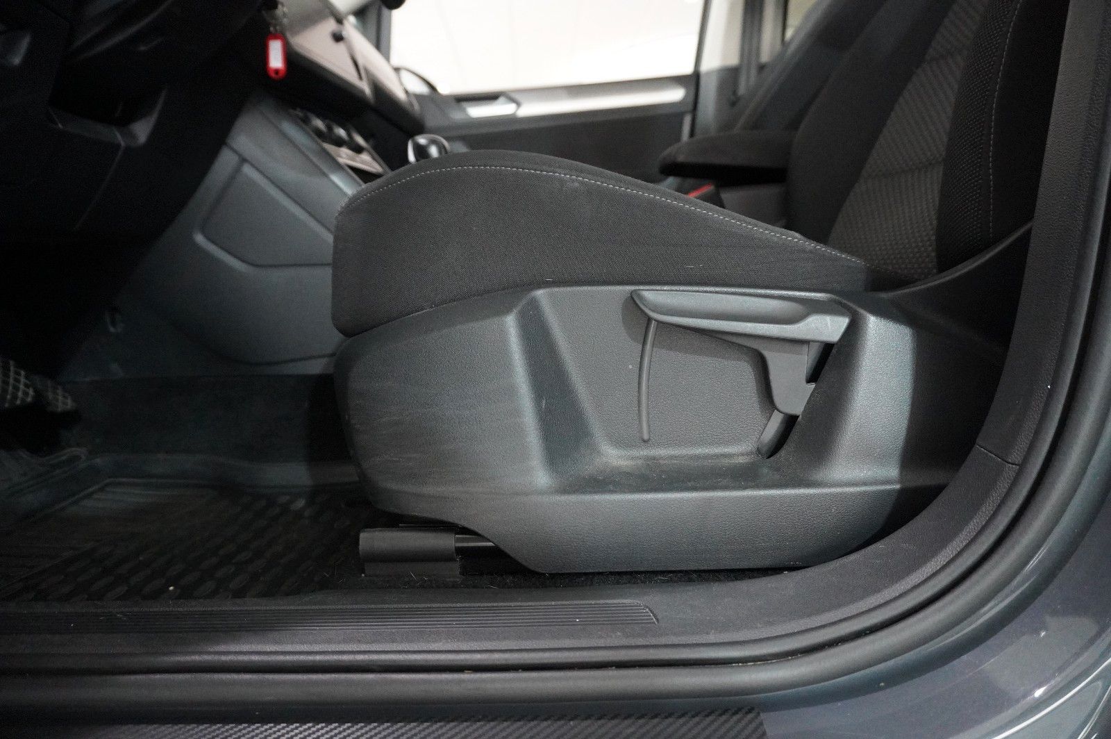 Fahrzeugabbildung Volkswagen Touran 1.5 TSI COMFORTL. DSG 7-SITZE NAVI/SH/DAB