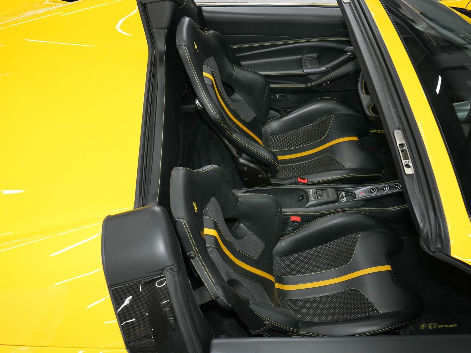 Fahrzeugabbildung Ferrari F8 Spider - Carbon! |Racing Sitze|JBL|BF-Display
