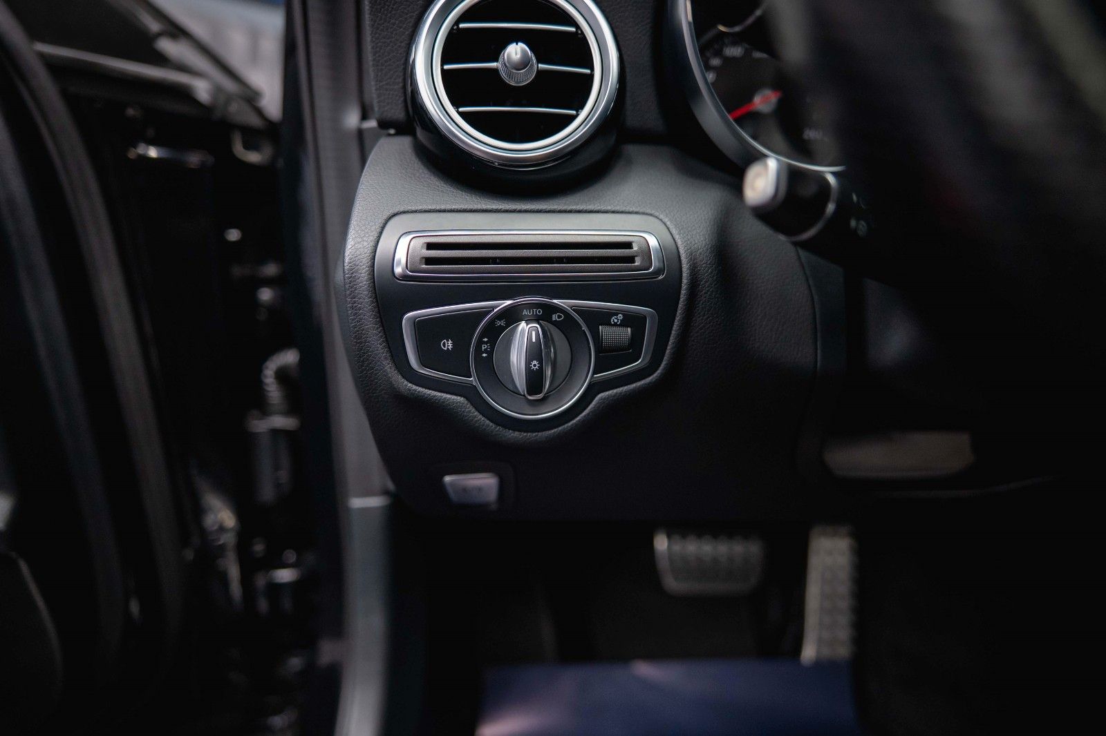 Fahrzeugabbildung Mercedes-Benz C 400 T 4Matic AMG Night-Edition *LED*19%*