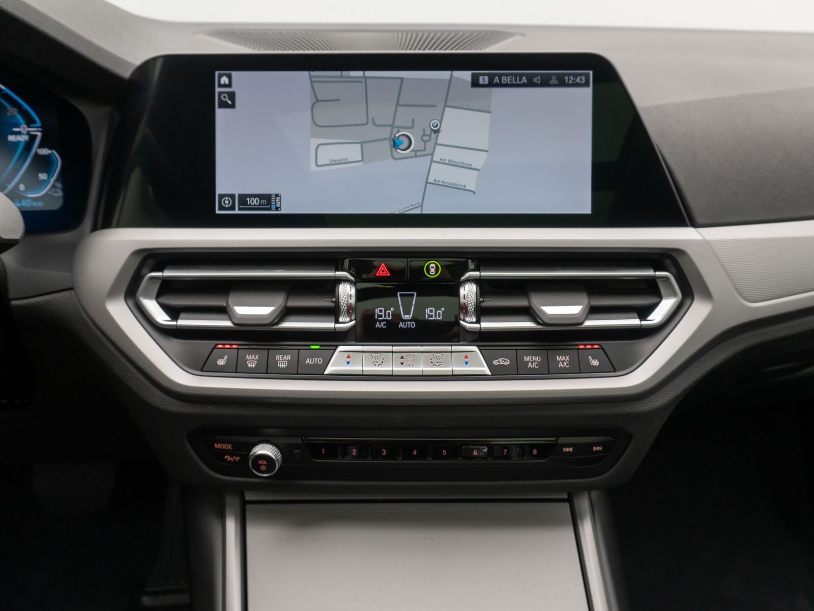 Fahrzeugabbildung BMW 320e Panorama Kamera DAB Alarm Geschwindigkeit