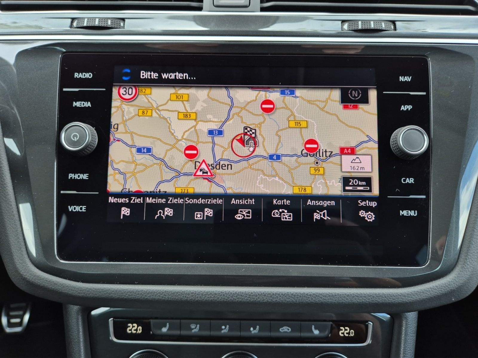 Fahrzeugabbildung Volkswagen Tiguan TDI IQ.Drive AHK PANO HUD ACC