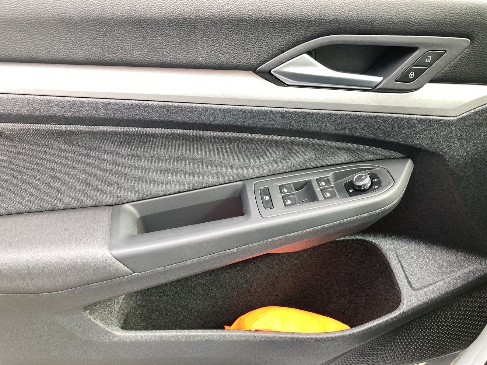 Fahrzeugabbildung Volkswagen Golf VIII Variant TSI Life LED Navi AID ACC PDC