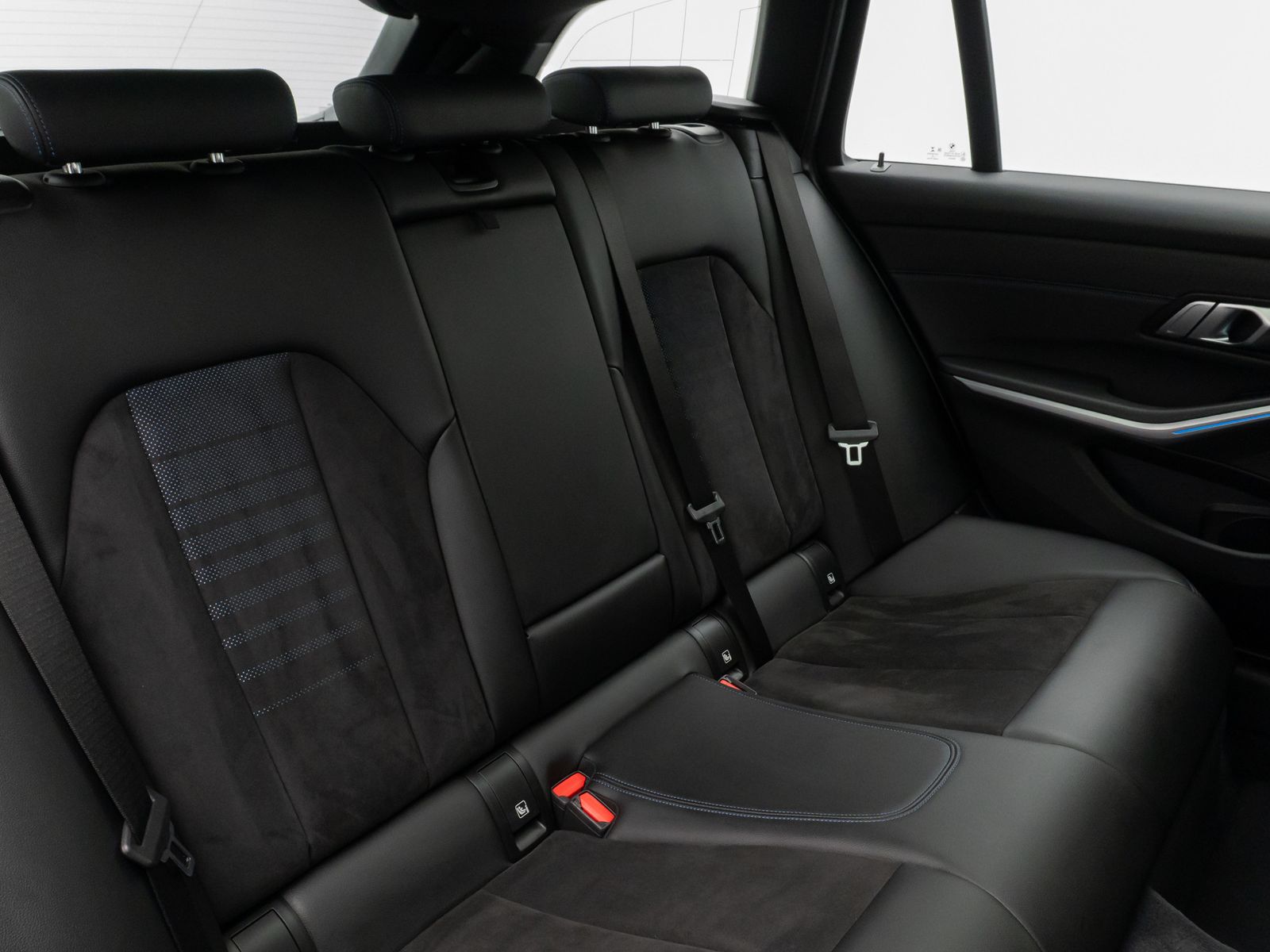 Fahrzeugabbildung BMW 330e  M Sport Panorama Laser Kamera HUD HiFi