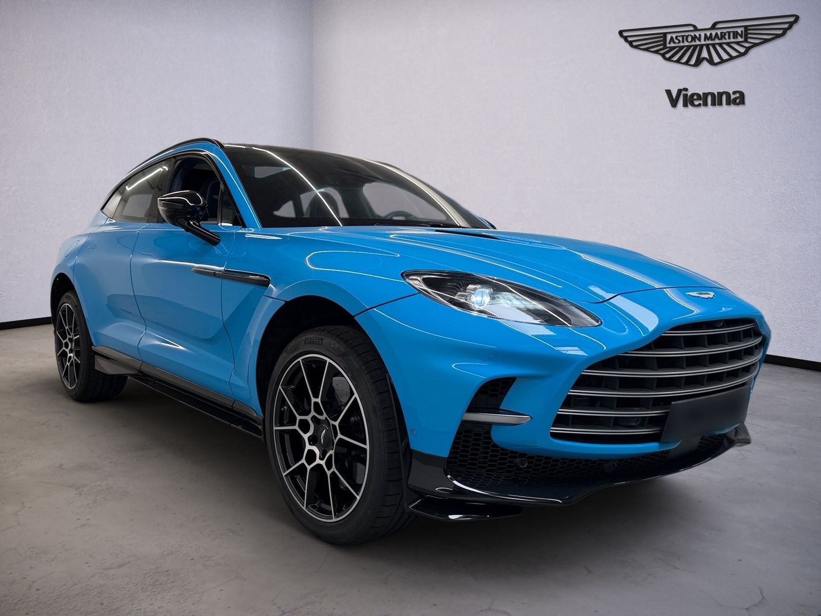 Aston Martin DBX 707 | Elwood Blue | PANO | B&W imagem 2