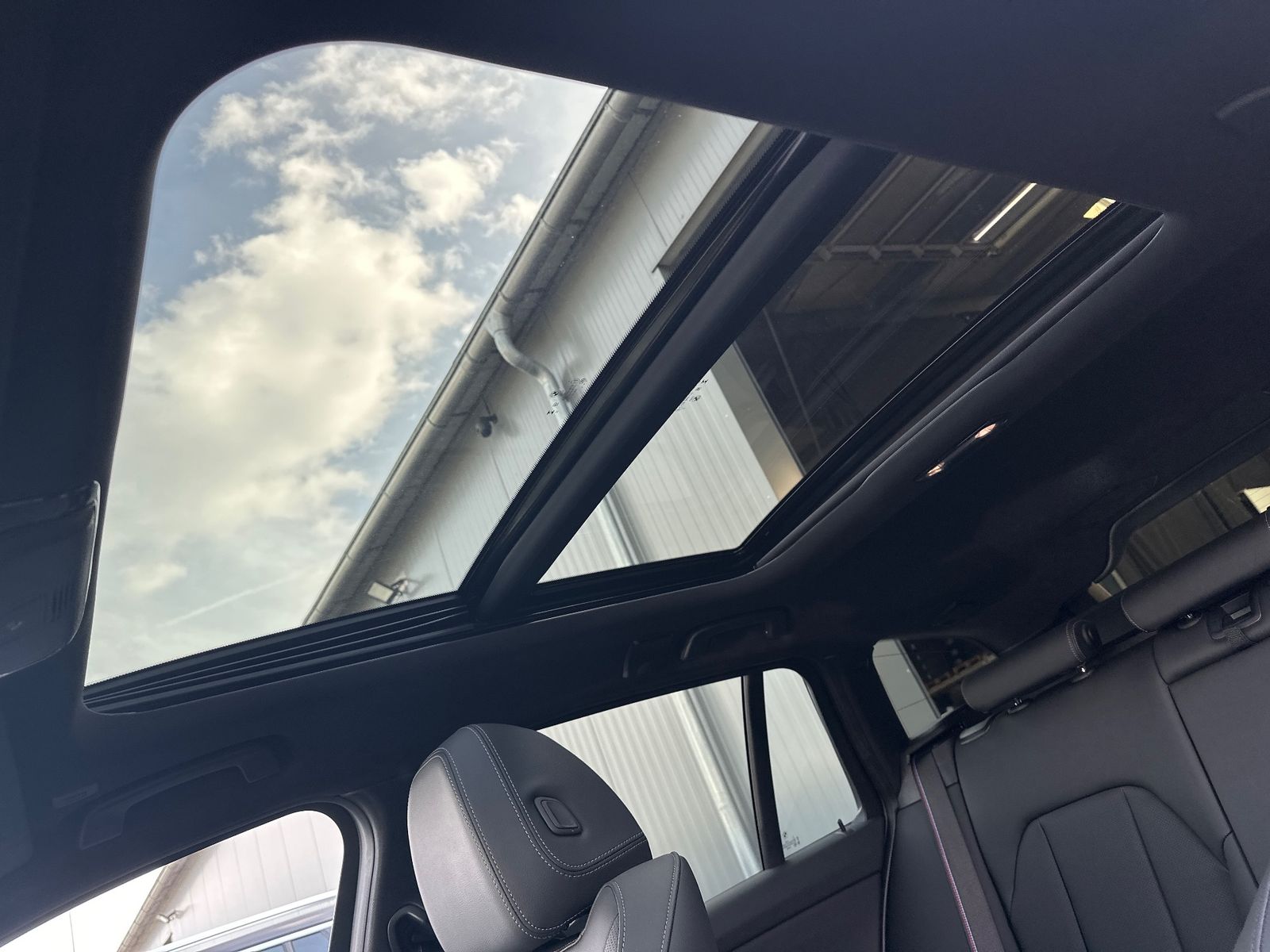 Fahrzeugabbildung BMW 330 d Touring xDrive M-Sport NAV+LED+PANO+H&K