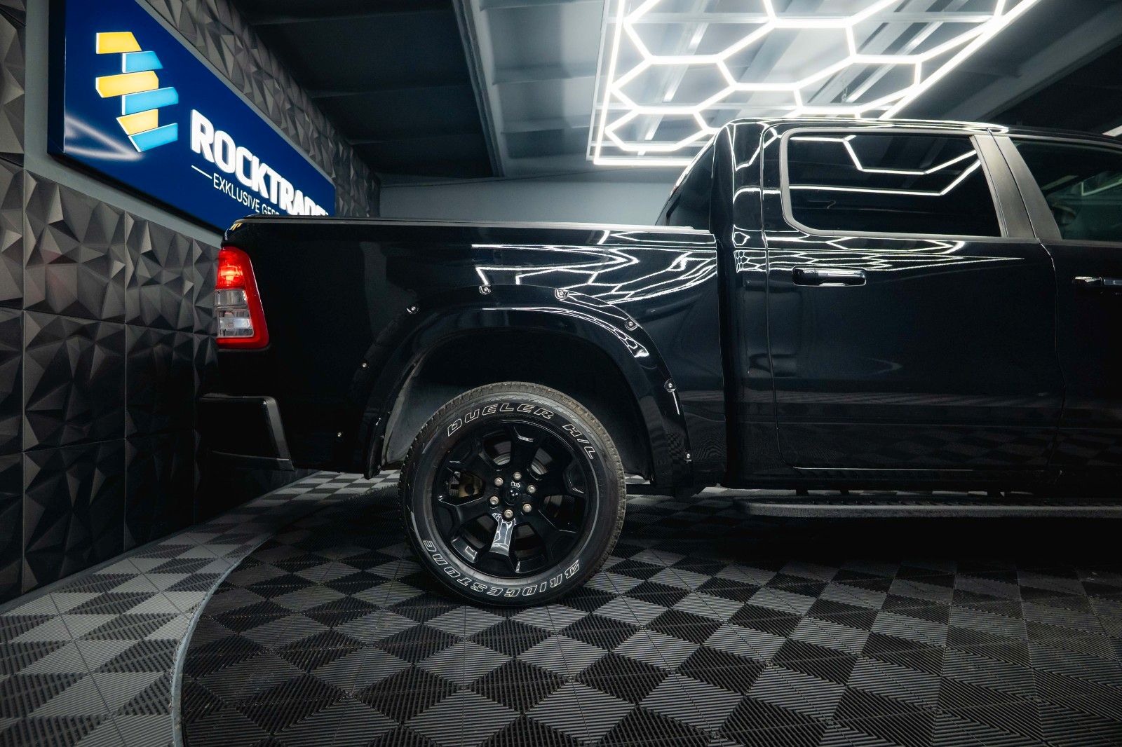 Fahrzeugabbildung Dodge RAM 5.7 V8 HEMI 4x4 OFFROAD BLACK EDITION 19%