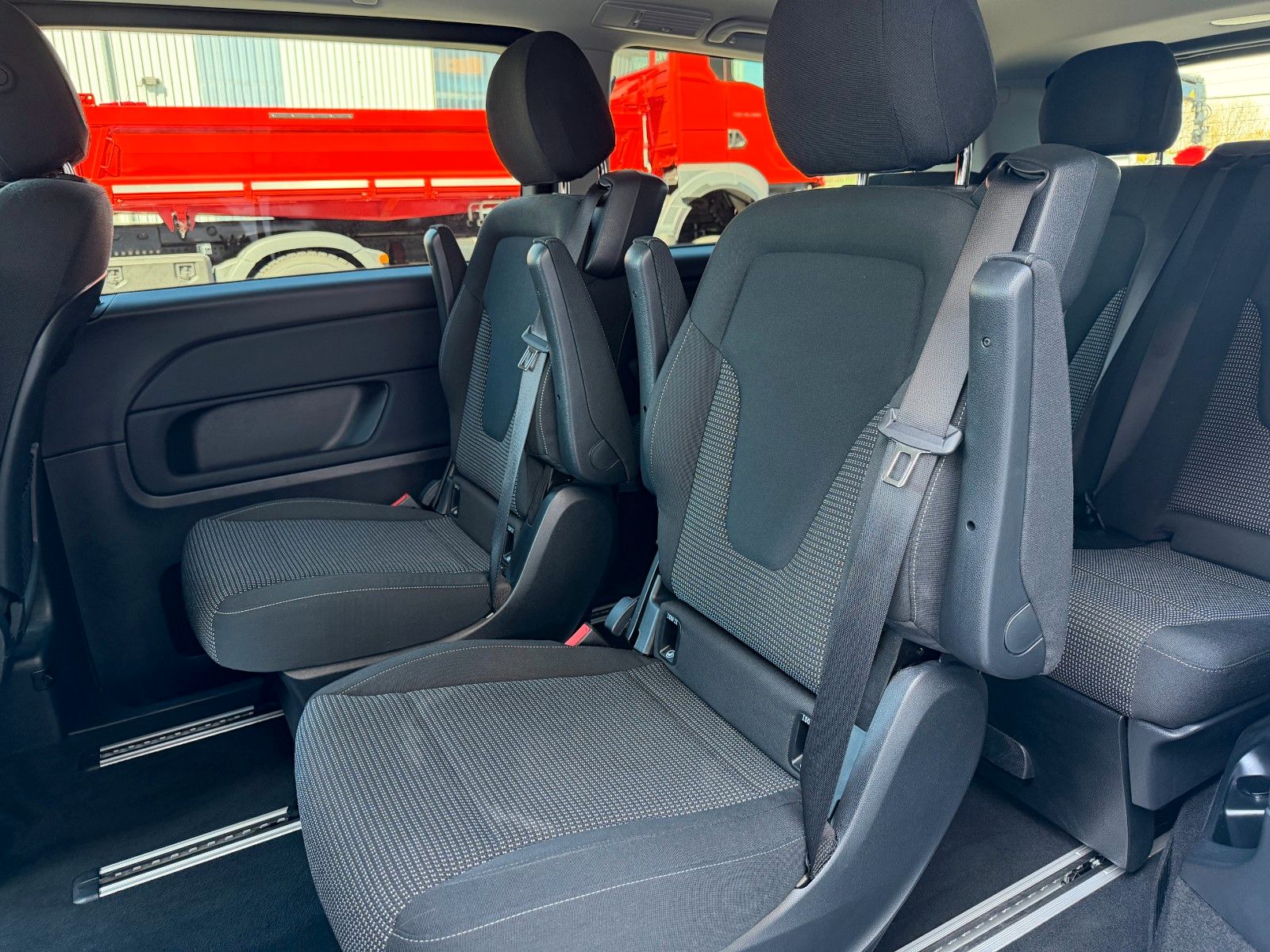 Fahrzeugabbildung Mercedes-Benz V 220 d STYLE AMG DISTRONIC AHK2,5to NIGHT Liege
