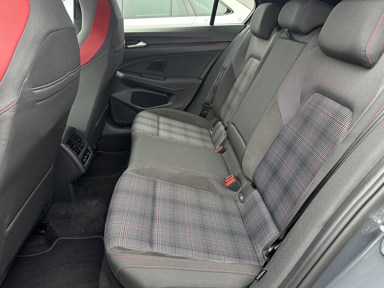 Fahrzeugabbildung Volkswagen Golf VIII GTI NAV+IQ-LIGHT+AHK+DCC+19ZO+H&K+1HD