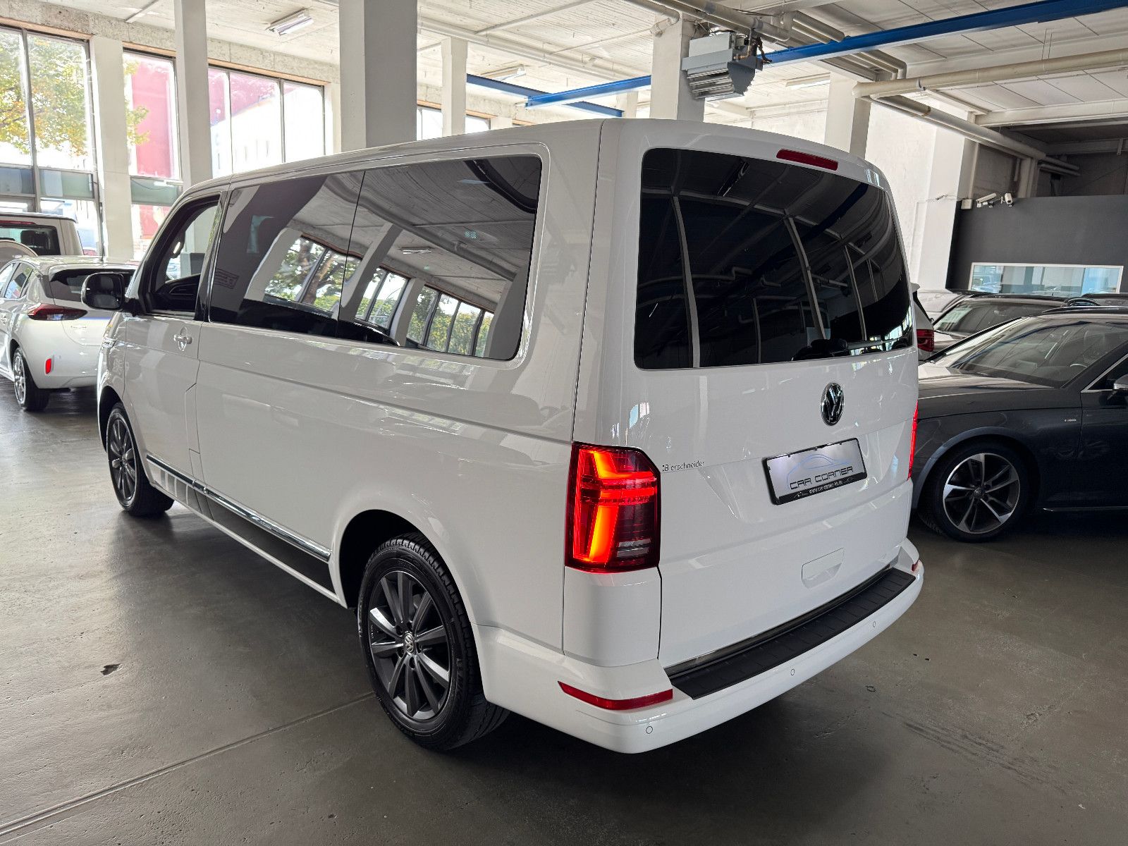 Fahrzeugabbildung Volkswagen T6.1 4M DSG IQ.DRIVE INDIVIDUAL EDITION 6-SITZER