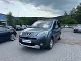 Peugeot Partner Tepee Family*AHK*Panoramadach* - gebrauchte Peugeot Partner aus dem Jahr 2010