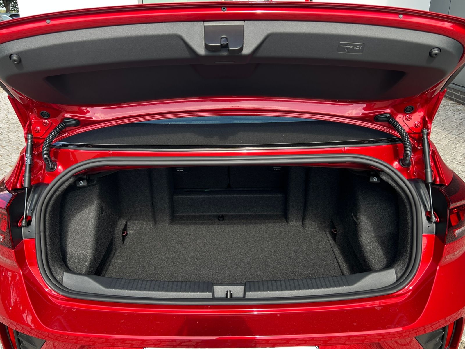 Fahrzeugabbildung Volkswagen T-Roc Cabriolet R-Line 1.5 TSI DSG *AHK,Black-St