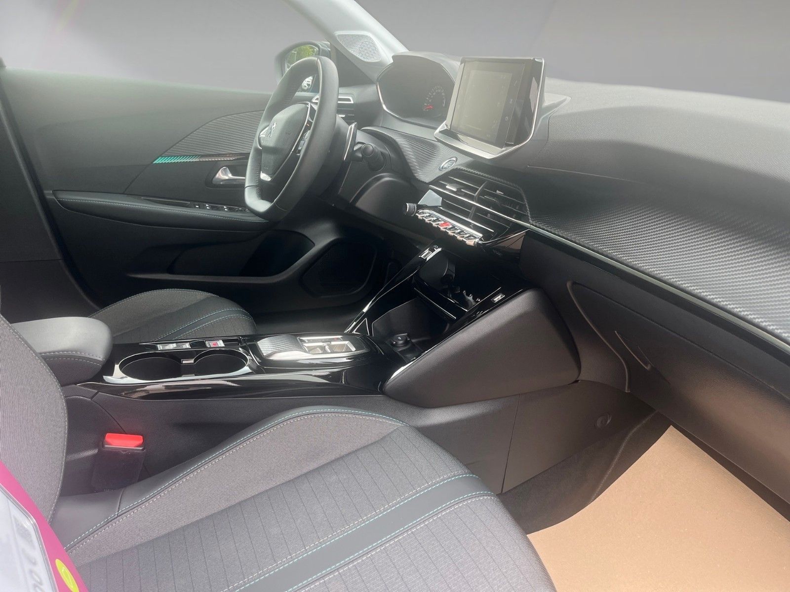 Peugeot 208 PureTech 100 EAT8 Allure – Bild 9