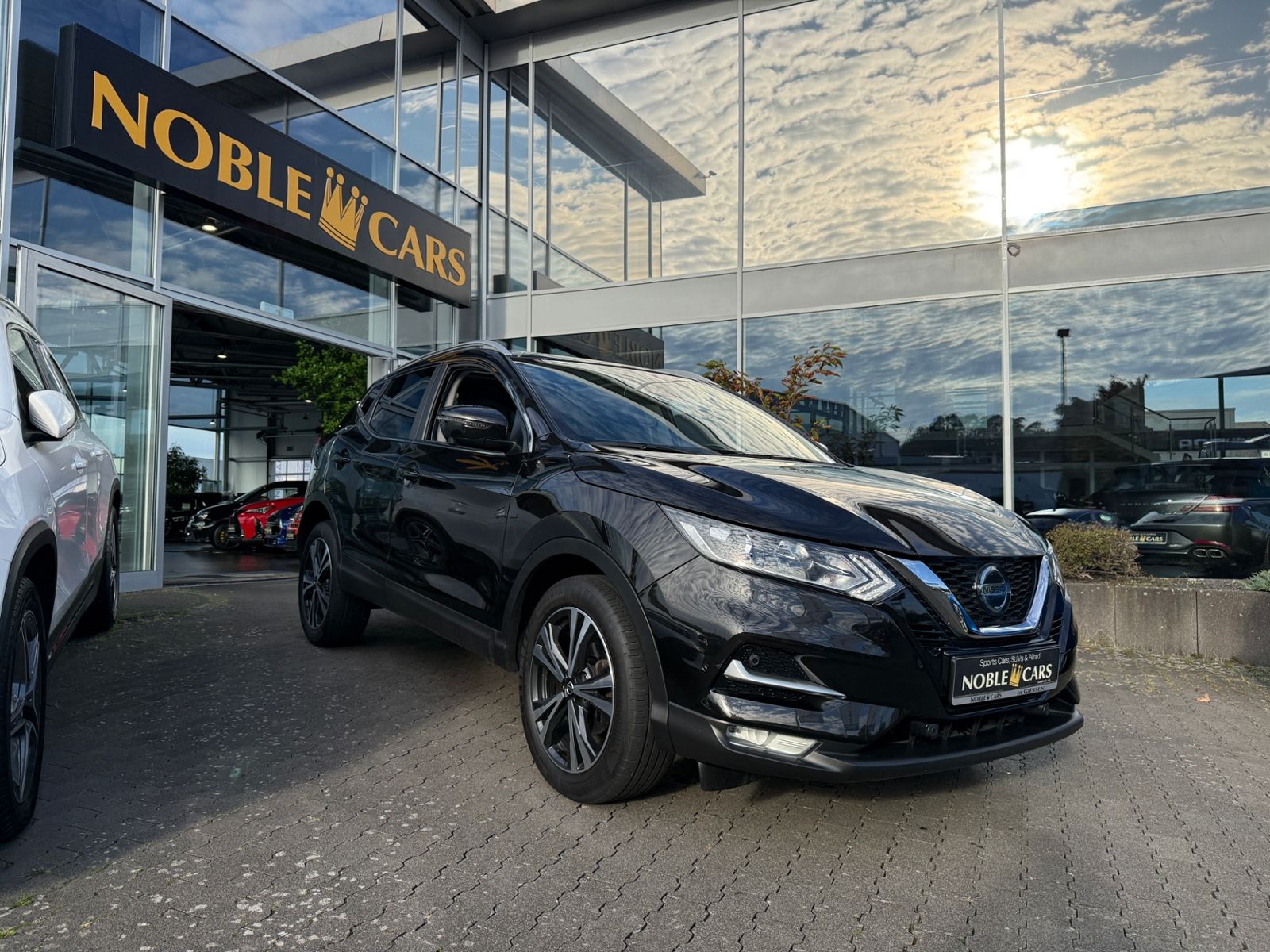 Fahrzeugabbildung Nissan Qashqai 1.3 DIG-T DCT ZAMA PANO NAV SHZ