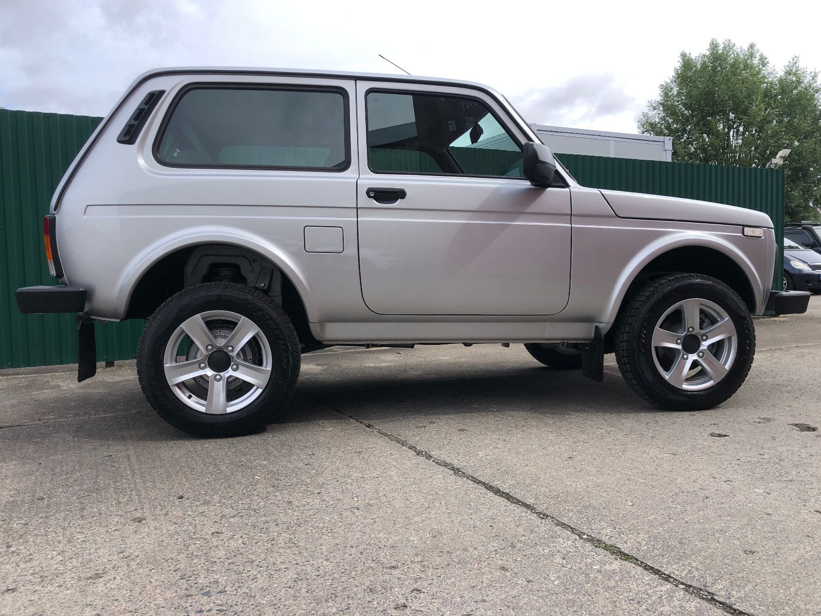 Fahrzeugabbildung Lada NIVA LEGEND "PREMIUM PLUS"! AET-Kollektion 2026!
