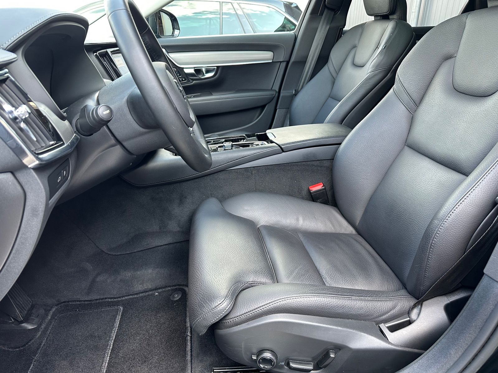 Fahrzeugabbildung Volvo V90 T8 Ultimate Dark NAV+LED+PANO+ACC+AHK+H&K+VC