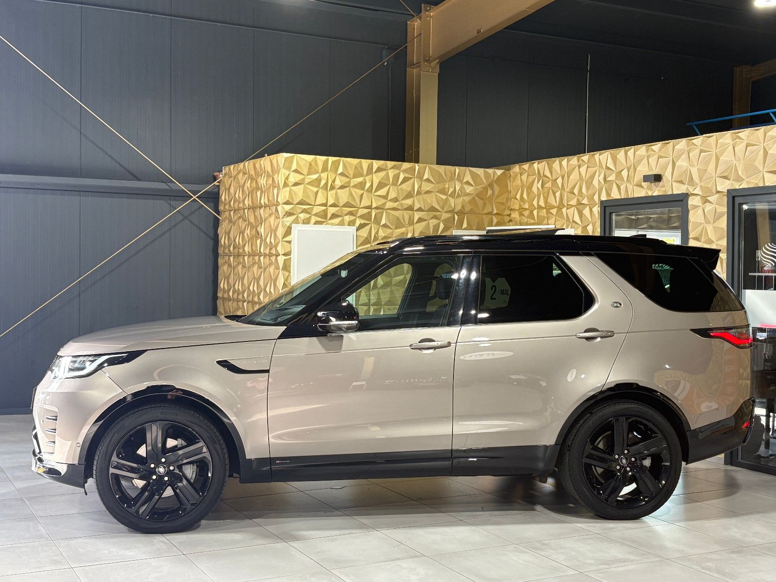 Fahrzeugabbildung Land Rover Discovery 5 R-Dynamic HSE D300 AWD/7-SITZ/360°/
