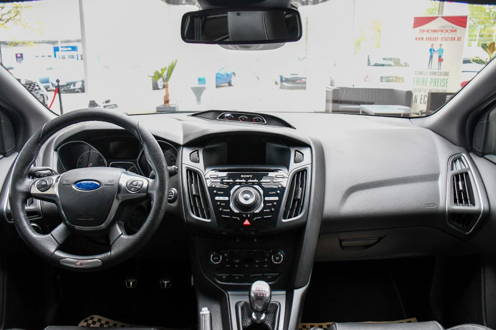 Ford Focus Lim. ST Schalter Recaro Kamera Navi 1.Hand