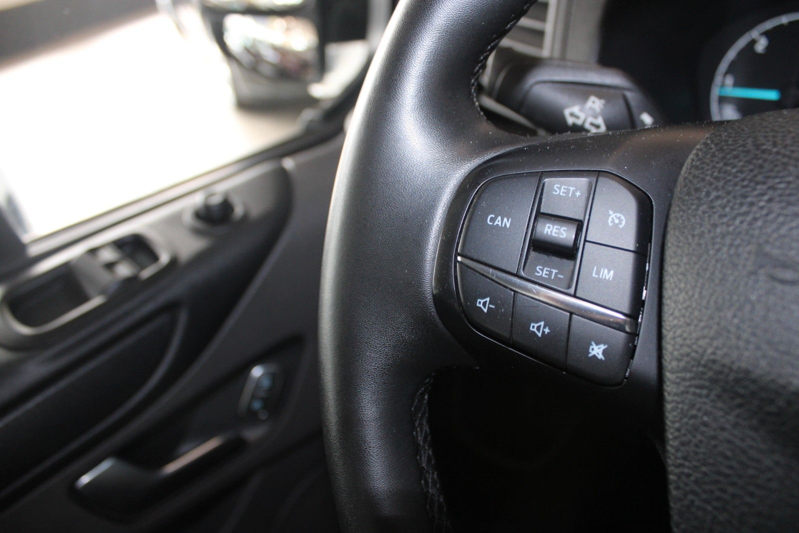 Fahrzeugabbildung Ford Transit Tourneo Custom TREND L2 MHEV 5-Sitze AHK