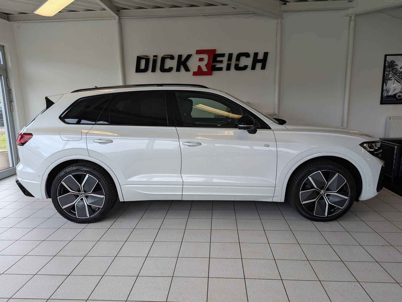 VW Touareg 3.0 TDI 4M R-Line Komfort-Paket UPE 111T - Image 8