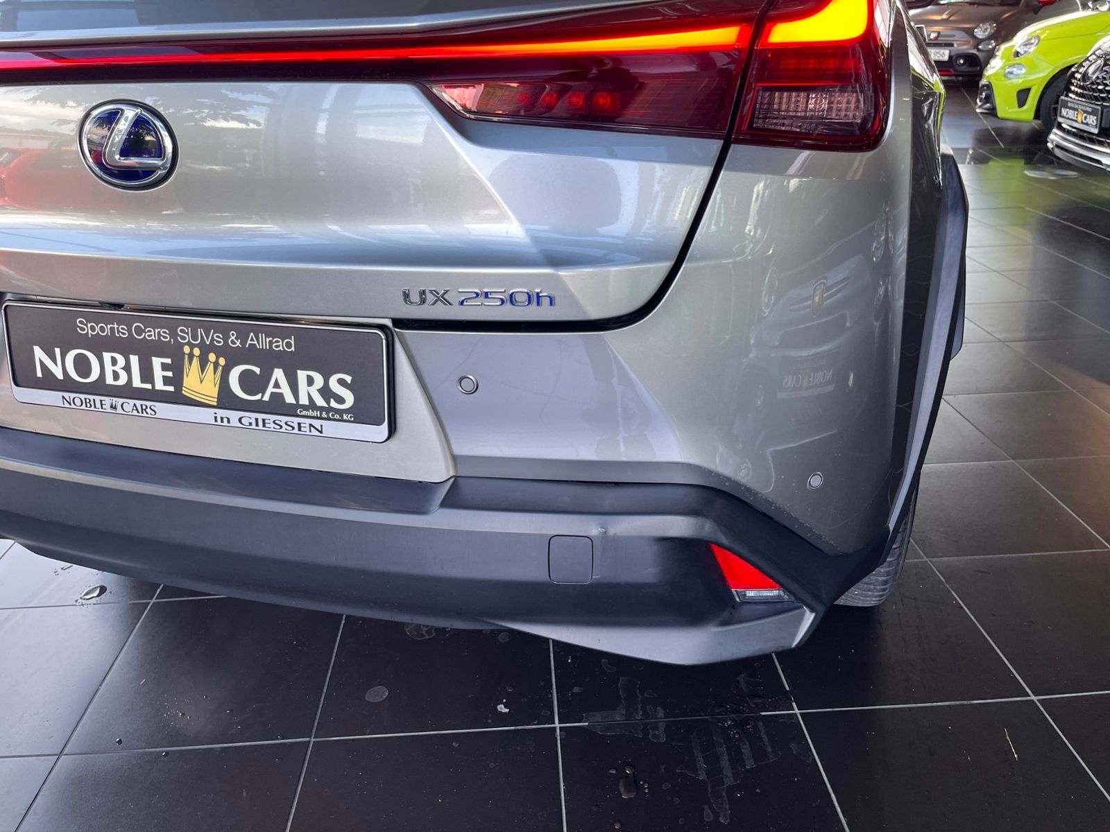 Fahrzeugabbildung Lexus UX 250h Launch Edition LED AHK NAV RFK SHZ ALU
