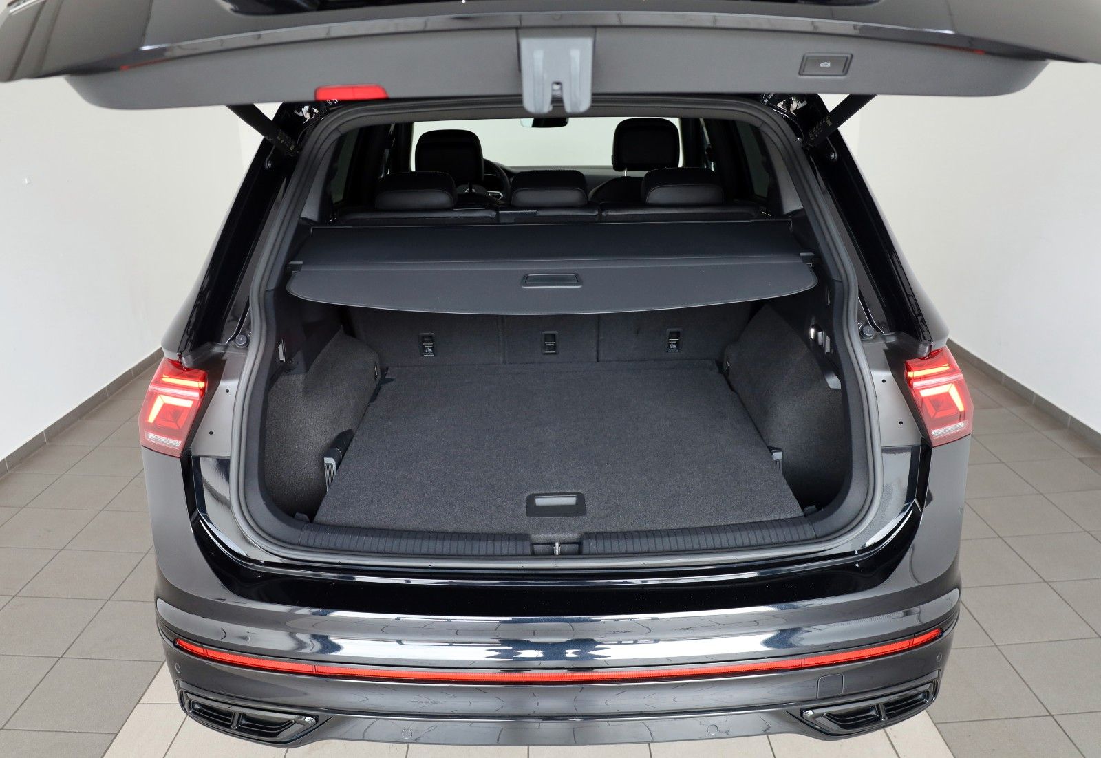 Fahrzeugabbildung Volkswagen Tiguan Allspace R-Line 4M Navi,LED,ACC,360°,AHK,