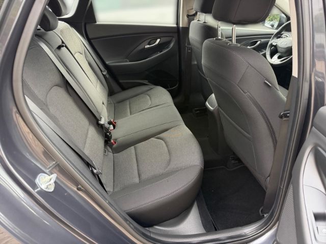 Fahrzeugabbildung Hyundai i30 1.6 cw Trend +CARPLAY+KLIMA+PDC+RFK+SHZ+UVM+