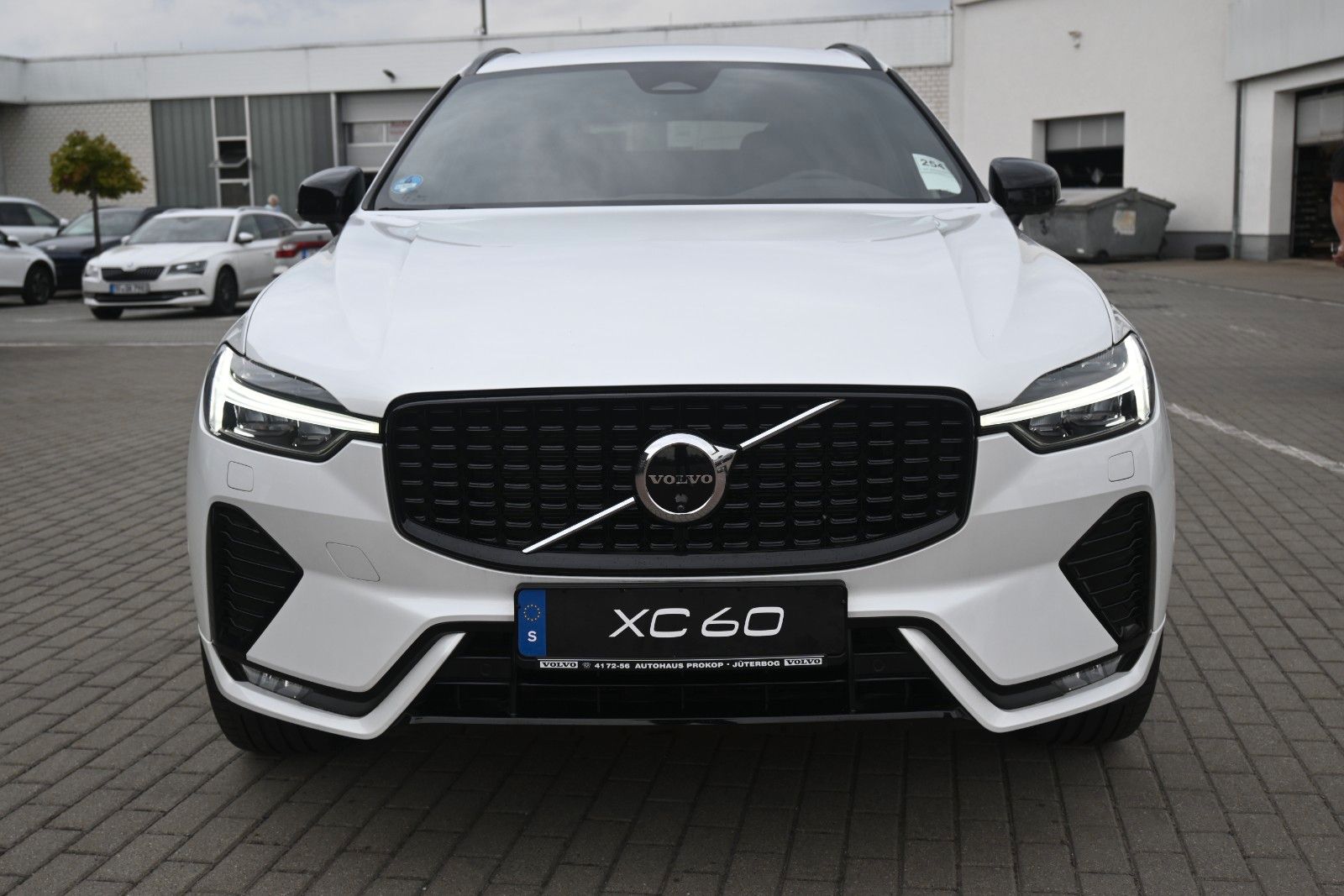 Fahrzeugabbildung Volvo XC60 B4 Benzin FWD Plus Dark*STHZG*360°*ACC*AHK