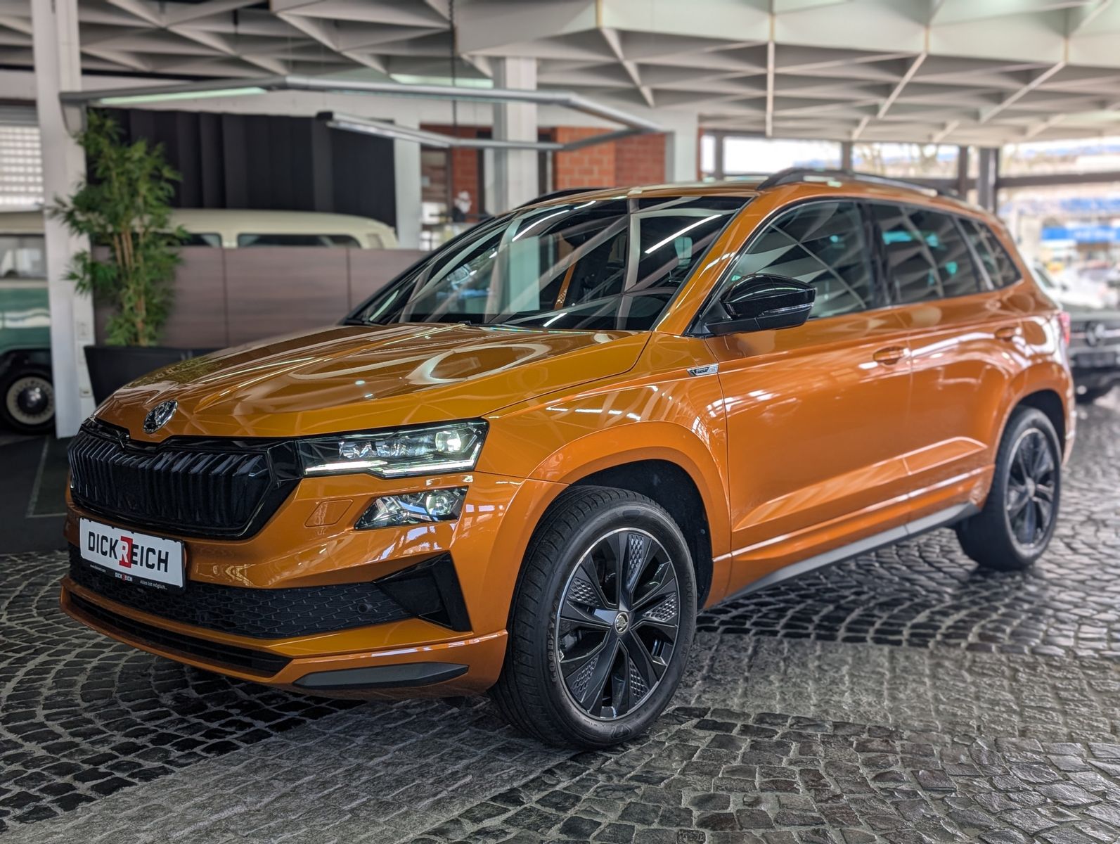 Fahrzeugabbildung SKODA Karoq Sportline 4x4 2.0 TSI PANO AHK StHz VOLL