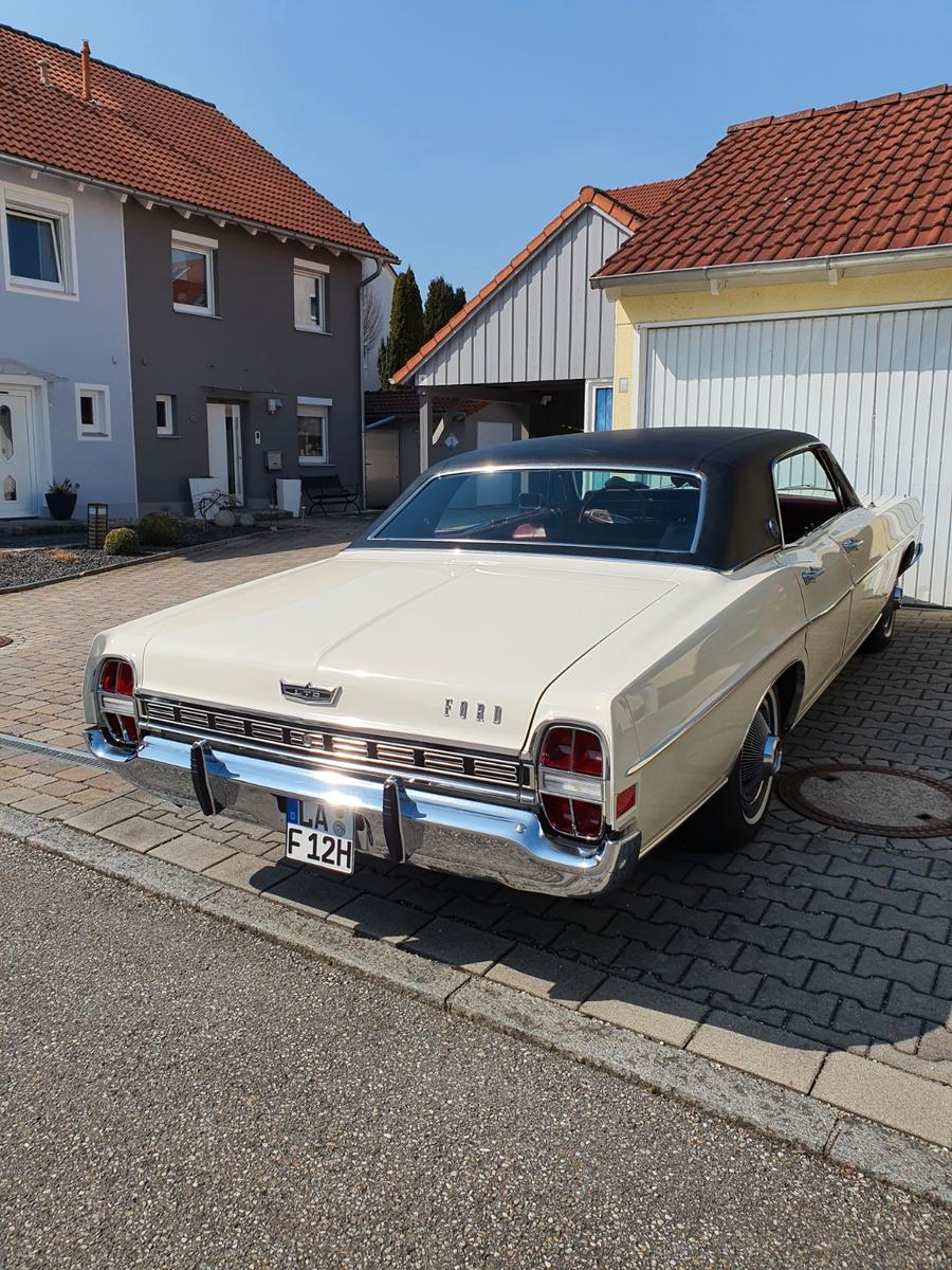 Ford LTD 4-Door Hardtop Sedan