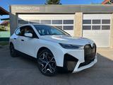 BMW iX xDrive40 Sportpaket ACC Anhängerkupplung 22" - BMW: Anhängerkupplung