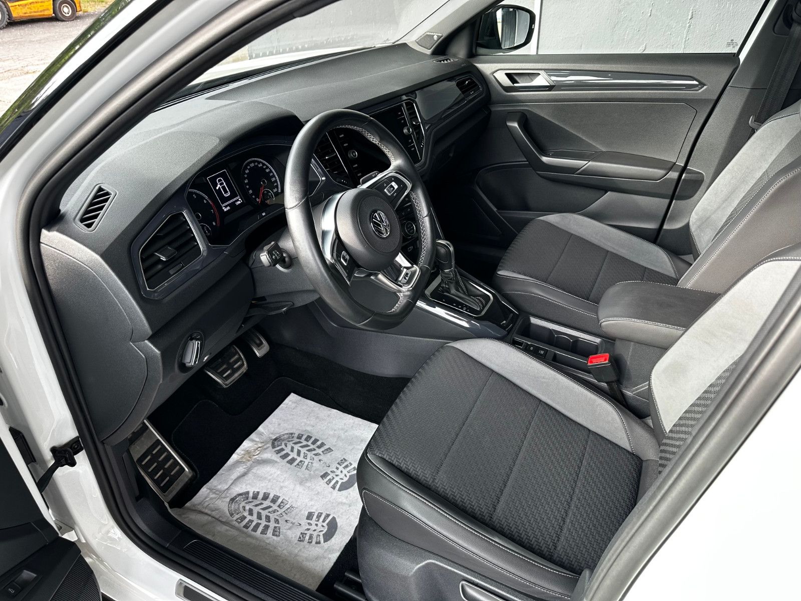 Volkswagen T-Roc 1.5TSi Sport R-Line — Bild 10