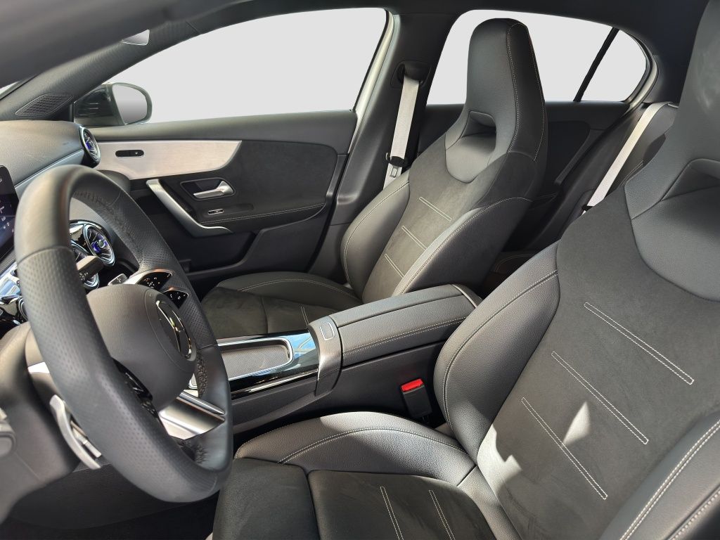 Fahrzeugabbildung Mercedes-Benz A 200 AMG Line AMG*Night*Navi*PDC*ParkAss*RFK