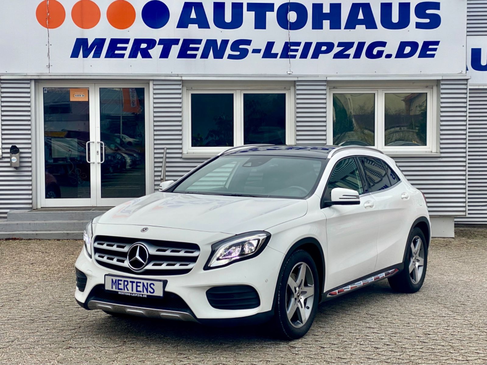 MERCEDES-BENZ GLA 250 7G AMG Line LED Navi SHZ PDC Panorama