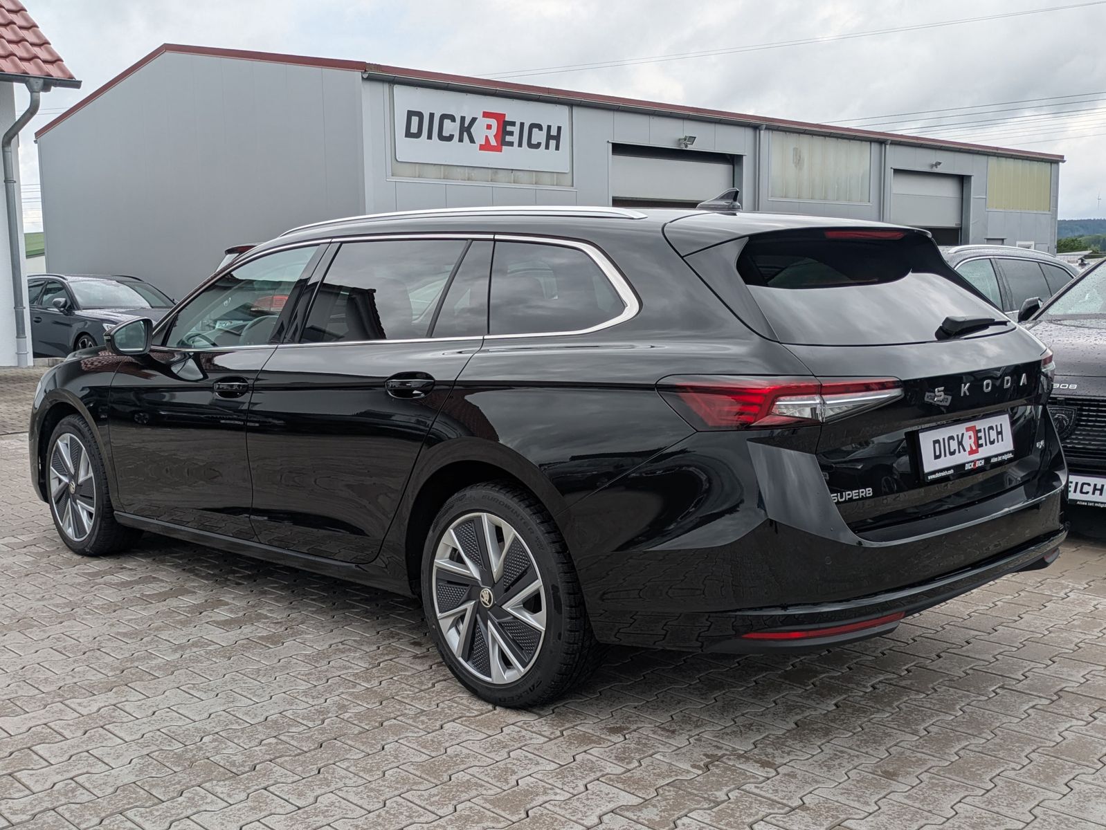 Fahrzeugabbildung SKODA Superb 2.0 TDI 4x4 Selection MATRIX*AHK*5J GAR.